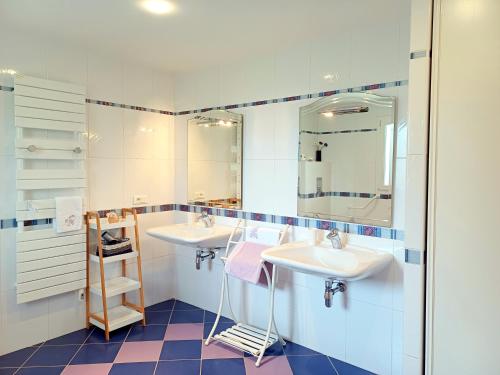 Baño con 2 lavabos y espejo en Gite de Kerantum, en Mahalon
