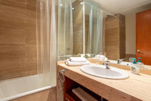 uma casa de banho com um lavatório, um chuveiro e uma banheira em Apartamento en S'Abanell Central Park em Blanes
