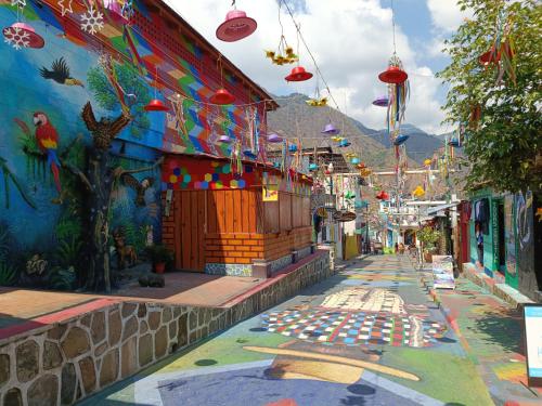 una calle con paredes coloridas y decoraciones en un edificio en Casa Chikuwa en San Juan La Laguna