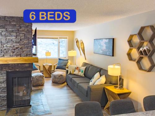 Χώρος καθιστικού στο 2 Bedroom and Wall Bed Mountain Getaway Ski In Ski Out Condo with Hot Pools Sleeps 8