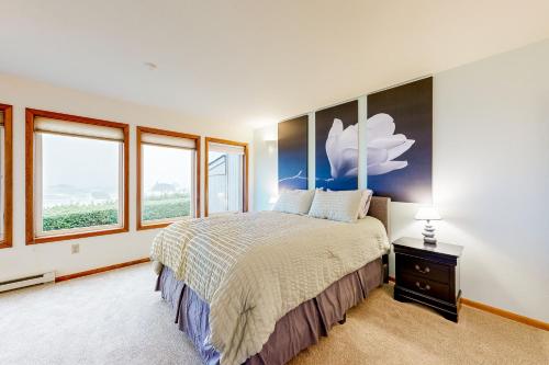 Ein Bett oder Betten in einem Zimmer der Unterkunft Pebble Beach Bliss