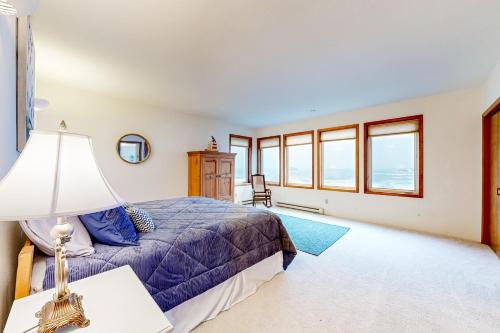 1 dormitorio con 1 cama y 1 mesa con lámpara en Pebble Beach Bliss, en Crescent City
