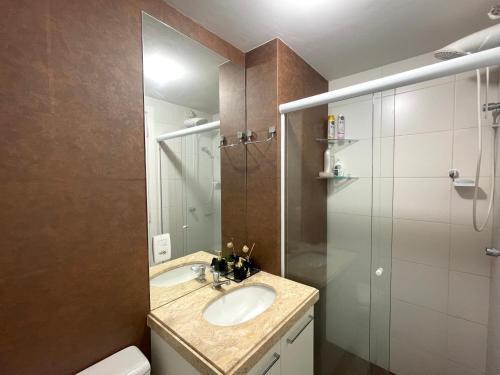 a bathroom with a sink and a shower and a toilet at Apartamento em Nova Aliança in Ribeirão Preto