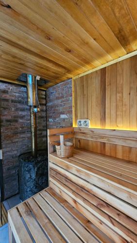 una sauna de madera vacía con suelo y paredes de madera en Rezydencja Nowy Orlean, en Stanisławów