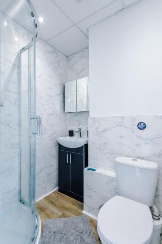 a bathroom with a toilet and a shower and a sink at The Retreat near Salford Quays in Manchester