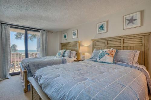 2 camas en un dormitorio con vistas al océano en Oceanfront Oasis: Endless Ocean Views & Luxury Amenities Minutes to Attractions en Myrtle Beach