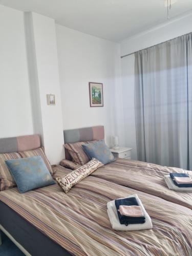Un dormitorio con una cama grande con una toalla. en One bedroom 7th floor apartment with amazing views, en Fuengirola