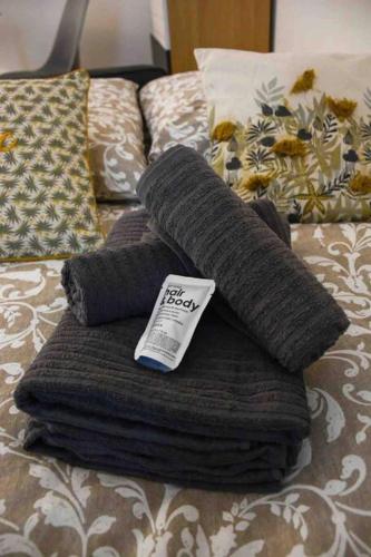 une pile de serviettes posée sur un lit dans l'établissement Studio Duquesne 1/2 pers, à Nantes