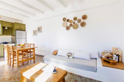 uma sala de estar com um sofá e uma mesa em Empiria House - Agia Irini - Paros em Agia Irini Paros