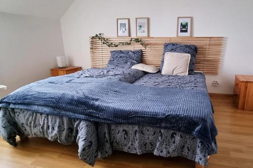 - une chambre avec un lit doté d'une couette et d'oreillers bleus dans l'établissement Maison 2 chambres chez virginie, à Quiberon