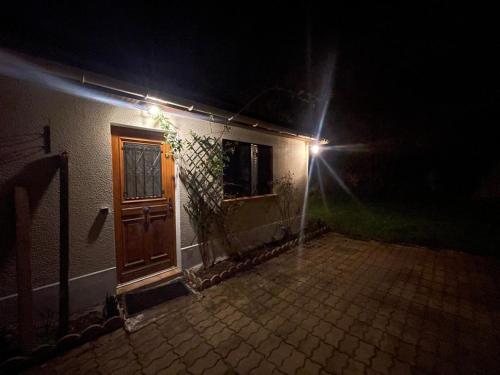 une maison avec une porte en bois la nuit dans l'établissement Dar Kareem, à Villeparisis