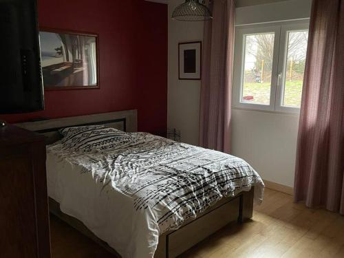Schlafzimmer mit einem Bett und einem Fenster in der Unterkunft Maison de charme 