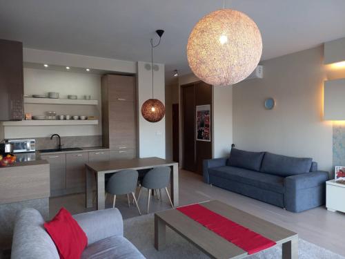 ein Wohnzimmer mit einem Sofa und einem Tisch in der Unterkunft Apartment with an Amazing View in Danzig