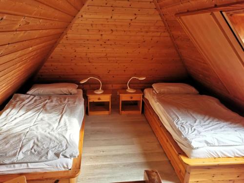 2 camas num quarto de madeira no sótão em Semi-detached house, Nessmersiel em Neßmersiel