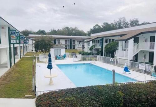 einem Pool vor einem Apartmentkomplex in der Unterkunft Quality Inn At Eglin AFB in Niceville