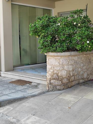 a stone planter in front of a building at Δροσια 1 in Nafplio