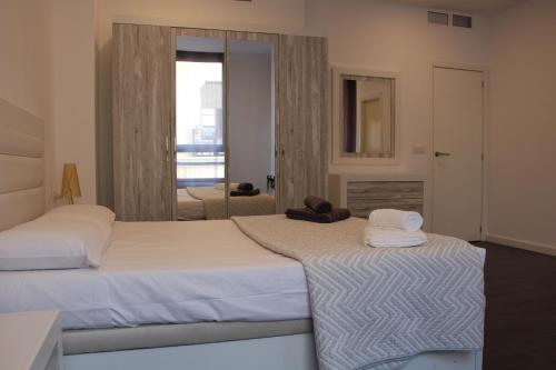 2 łóżka pojedyncze w pokoju z oknem w obiekcie Apartment Sofi w Walencji