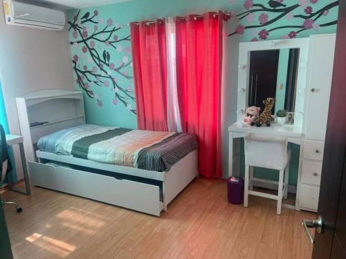 ein kleines Schlafzimmer mit einem Bett und einem Schreibtisch in der Unterkunft Casa confortable cerca de playa in Ciudad Madero