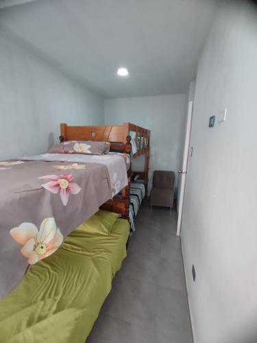 - une chambre avec un lit et des draps verts dans l'établissement Alquiler departamento Asia - la alborada, à Asia