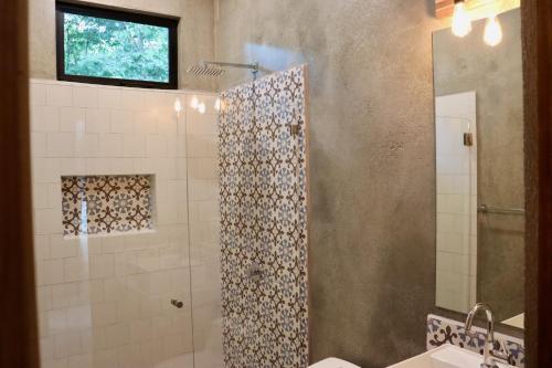 格蘭德沙灘的住宿－hotelitos dos hijas，浴室里设有玻璃门淋浴
