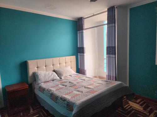 フリアカにあるHOSPEDAJE FESTEJOSの青い壁のベッドルーム1室