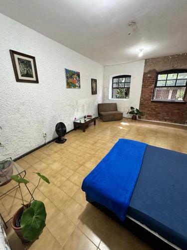 リオデジャネイロにあるCasa Sapucaiaのベッドルーム1室(青いベッド1台付)