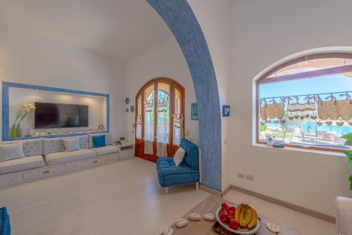 een woonkamer met een bank en een raam bij El Gouna Rihana House sea view in Hurghada