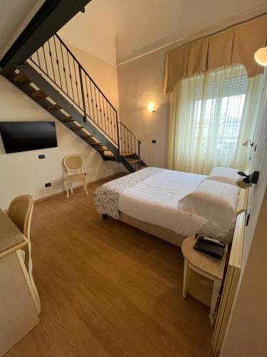 Katil atau katil-katil dalam bilik di Hotel London