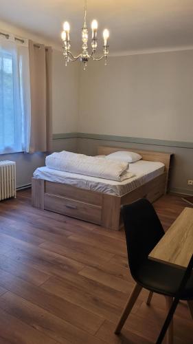 1 dormitorio con 1 cama, 1 mesa y 1 silla en KeLi en Poitiers