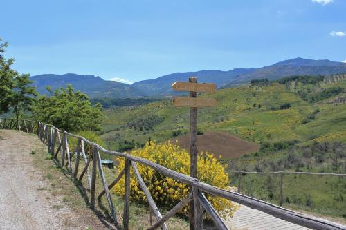 a wooden sign on the side of a road at Azienda Agricola Pietra Pizzuta in Torre deʼ Passeri