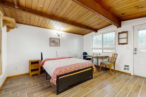 Postel nebo postele na pokoji v ubytování Blake's Skagit Resort, Cabin 4
