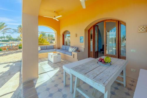 un soggiorno con tavolo e divano di El Gouna Rihana House sea view a Hurghada