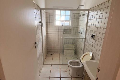 een badkamer met een toilet en een wastafel bij Sítio Dadedi in Ibiúna