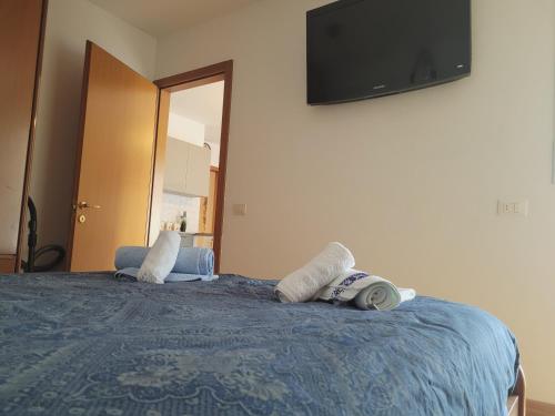 una camera con un letto con due cuscini sopra di Flat lemon a Trento