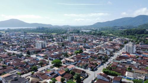 uma vista aérea de uma cidade com edifícios em Suítes Margarida em Ubatuba