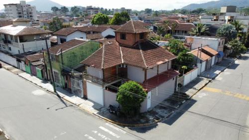 an overhead view of a house in a city at Suítes Margarida in Ubatuba