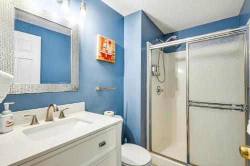 een blauwe badkamer met een wastafel en een douche bij Spacious Dundalk Townhome 8 Mi to Inner Harbor! in Dundalk