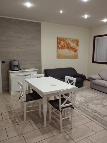 a living room with a white table and chairs at Fattoria I Canarini in Fossalta di Piave