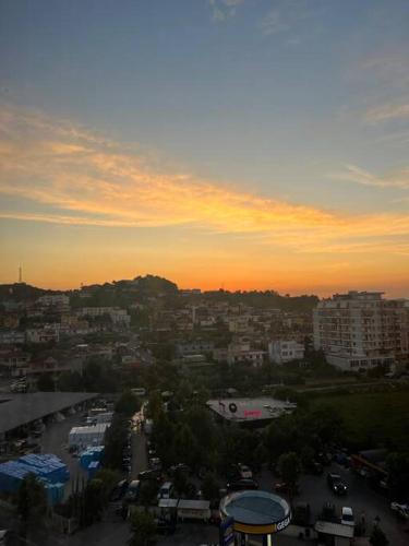 Η ανατολή ή δύση του ηλίου όπως φαίνεται από αυτό το διαμέρισμα ή από εκεί κοντά