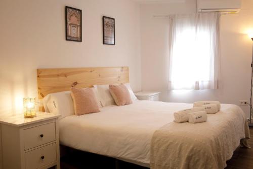 a bedroom with two beds with towels on them at Apartamento Deluxe El balcón de la Trinidad Córdoba in Córdoba