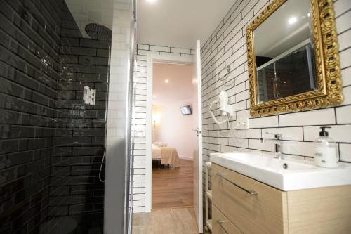 un baño con lavabo y espejo en Apartamentos El balcón de la Trinidad Córdoba - GREAT LOCATION, en Córdoba