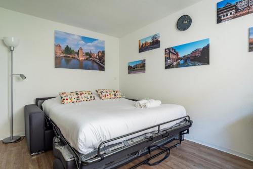 - un lit dans un dortoir avec des photos sur le mur dans l'établissement Le Saint-Florent - Proche centre, CHU, Zenith et Gare, à Strasbourg
