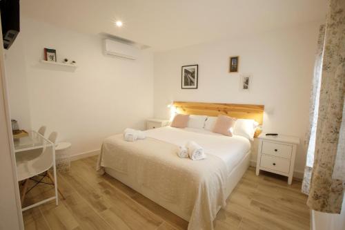 Un dormitorio con una cama blanca con toallas. en La Trinidad Córdoba, en Córdoba