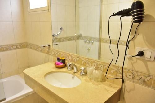 Bilik mandi di Hotel Astur