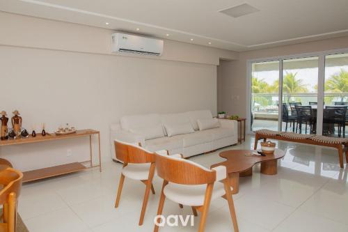 - un salon avec un canapé blanc et une table dans l'établissement Qavi - Flat Vista Mar em Resort Beira Mar Cotovelo #InMare230, à Parnamirim