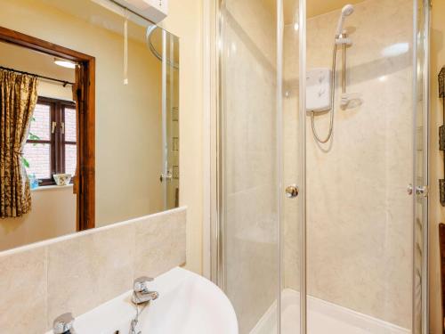 y baño con ducha, lavabo y aseo. en 1 Bed in Telford 89144, en Leighton