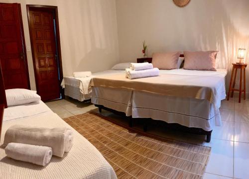 a bedroom with two beds with towels on them at La Bahianita in Itacaré