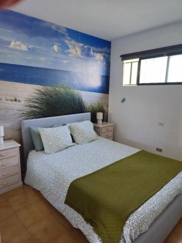 Las Torres del Castillo 105 في كوستا دي أنتيجوا: غرفة نوم بسرير مع لوحة على الحائط