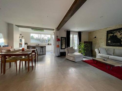 un salon avec un canapé et une table dans l'établissement Charmante maison de 110m2 située à Luc à 800 m de la mer, à Luc-sur-Mer