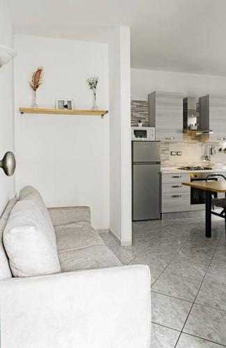 a living room with a couch and a kitchen at R-House - Appartamento in Collecorvino